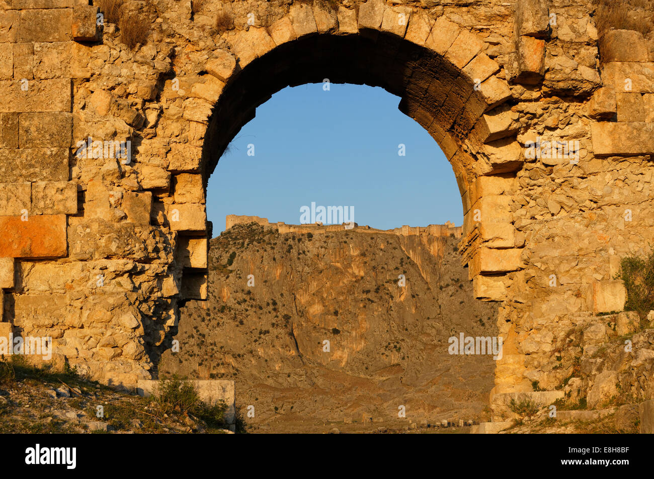 Türkei, Mittelmeer-Region, Provinz Adana, Cukurova, Dilekkaya, antiken Stadt Anazarbus, Westtor und Festung Stockfoto