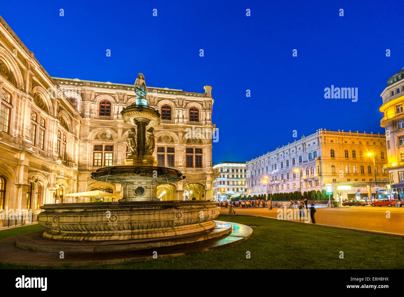 Österreich, Wien, Brunnen am Oper Quadrat zur blauen Stunde Stockfoto