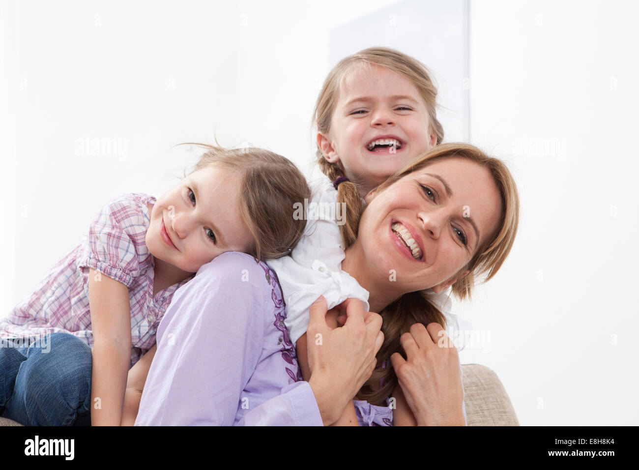 Deutschland, München, Mutter mit Töchtern (4-7) lachen Stockfoto