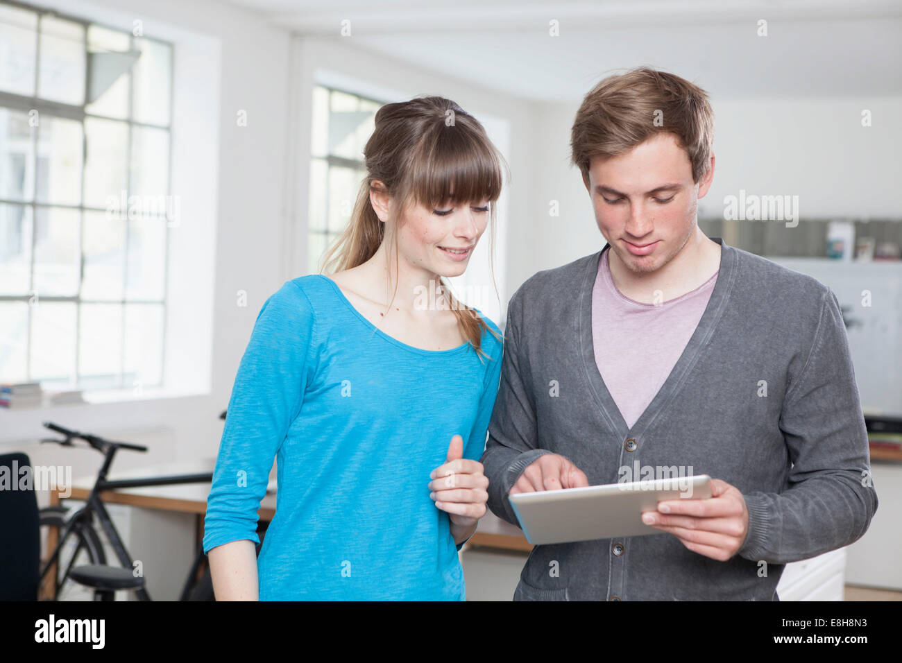 Zwei Kollegen stehen in einem Büro mit digital-Tablette Stockfoto