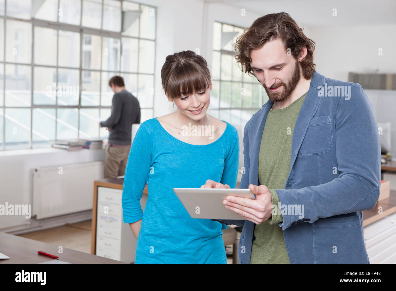 Zwei Kollegen in ein Kreativbüro mit digital-Tablette Stockfoto