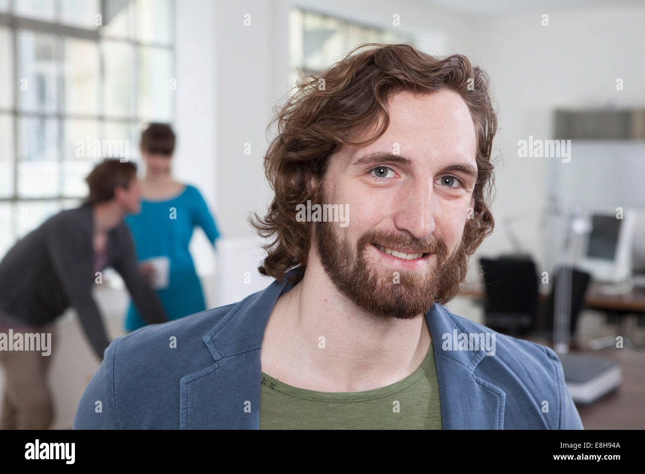 Porträt von lächelnden jungen Mann in eine kreative Büro Stockfoto