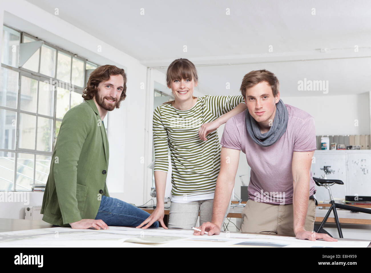Gruppenbild der drei Kollegen in ein Kreativbüro Stockfoto