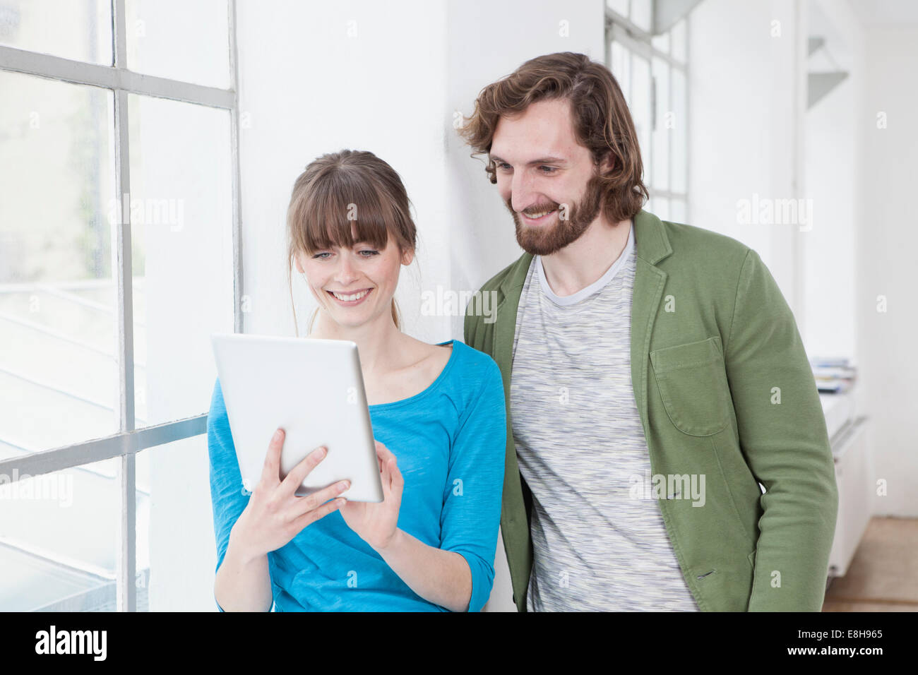 Zwei Kollegen Blick auf digital-Tablette in ein Kreativbüro Stockfoto