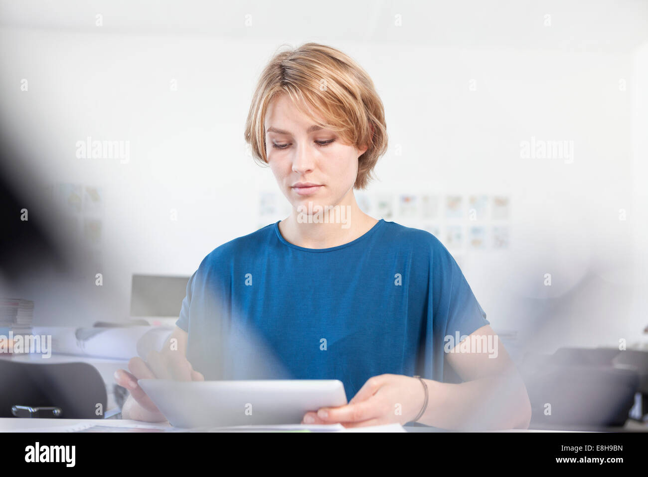 Porträt der jungen mit digital-Tablette an ihrem Schreibtisch in eine kreative Büro Stockfoto