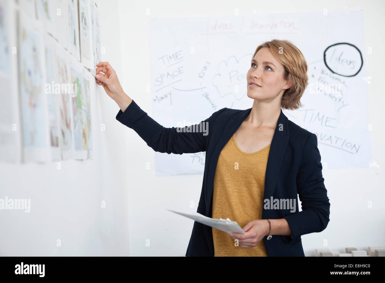 Porträt der jungen Frau betrachten Wand mit Konzepten in einem Büro Stockfoto