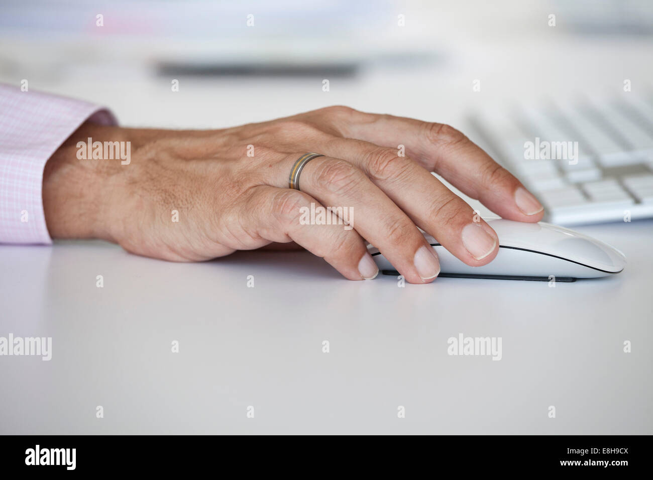 Die Hand des Mannes auf einer Computer-Maus Stockfoto