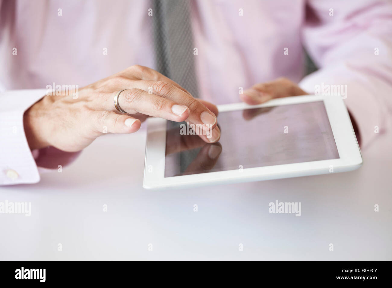 Die Hand des Mannes auf einem Tabletcomputer Stockfoto