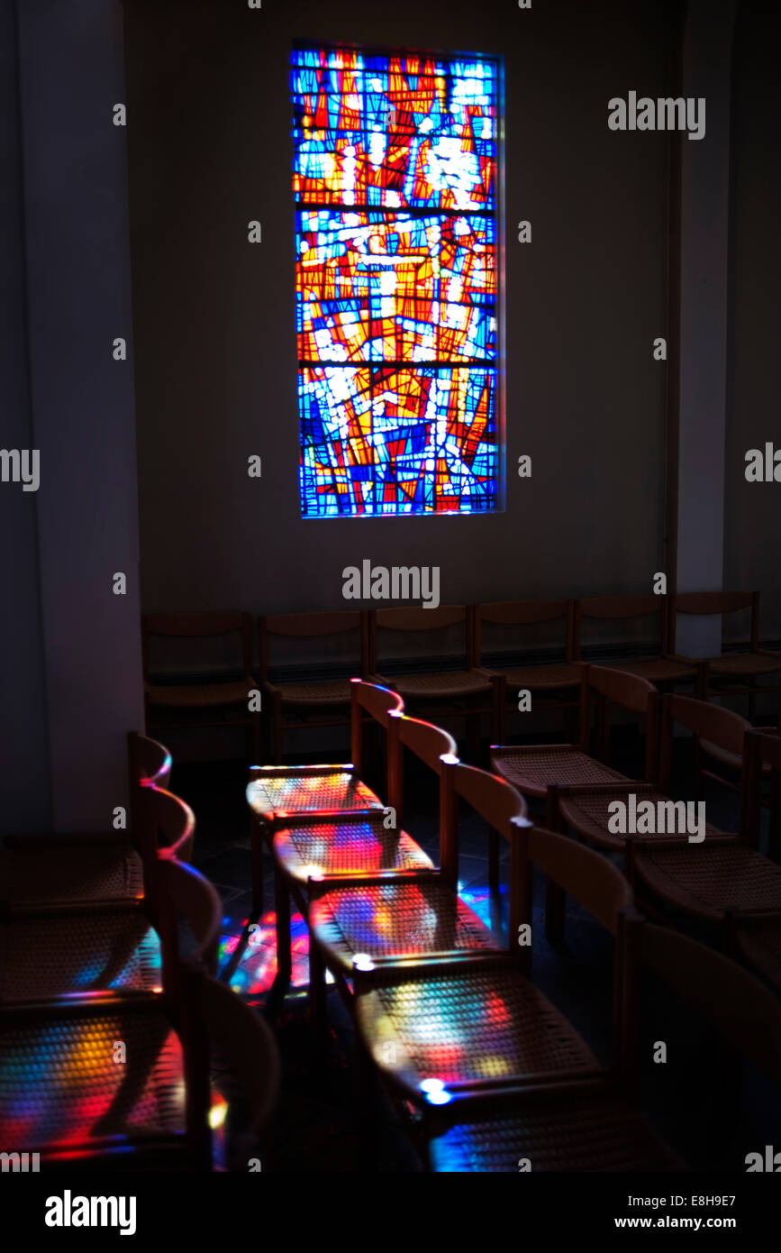 Buntglas-Fensterlicht Skálholt Kirche, Island. Stockfoto