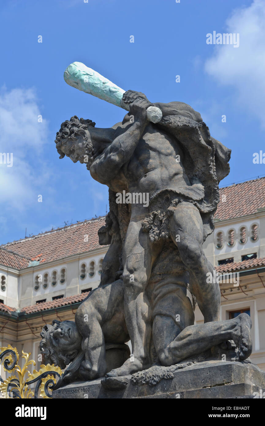 Riesen kämpfen Statuen an der Wand auf der Prager Burg, Tschechien. Stockfoto