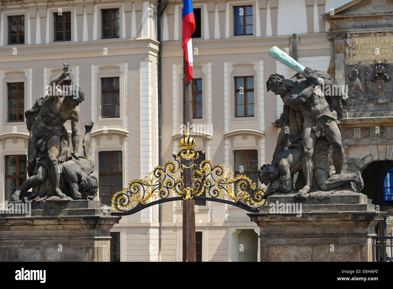 Riesen kämpfen Statuen an der Wand auf der Prager Burg, Tschechien. Stockfoto