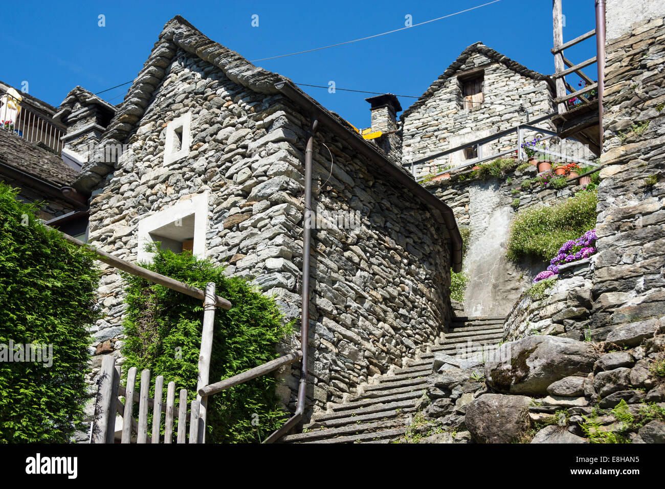 Schweiz, Tessin, Corippo, typischen Naturstein Häuser Stockfotografie -  Alamy