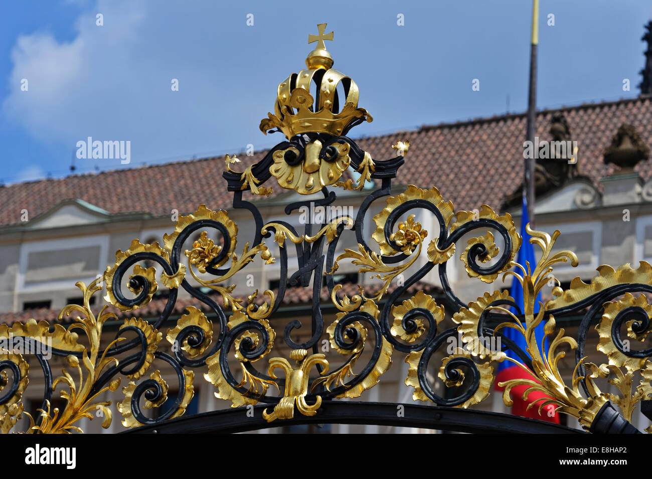 Goldene Verzierungen auf der Prager Burgtor, Prag, Tschechische Republik. Stockfoto