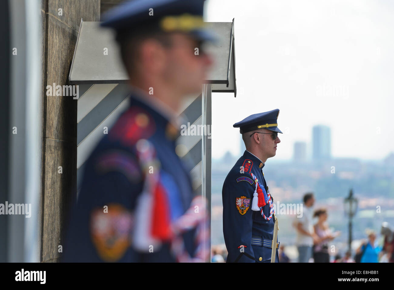 Krieger: Bereitschaftsdienst außerhalb der Prager Burg, Tschechische Republik. Stockfoto