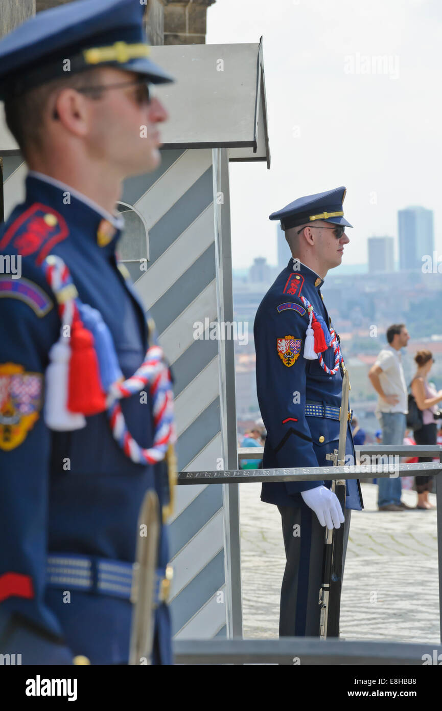 Krieger: Bereitschaftsdienst außerhalb der Prager Burg, Tschechische Republik. Stockfoto