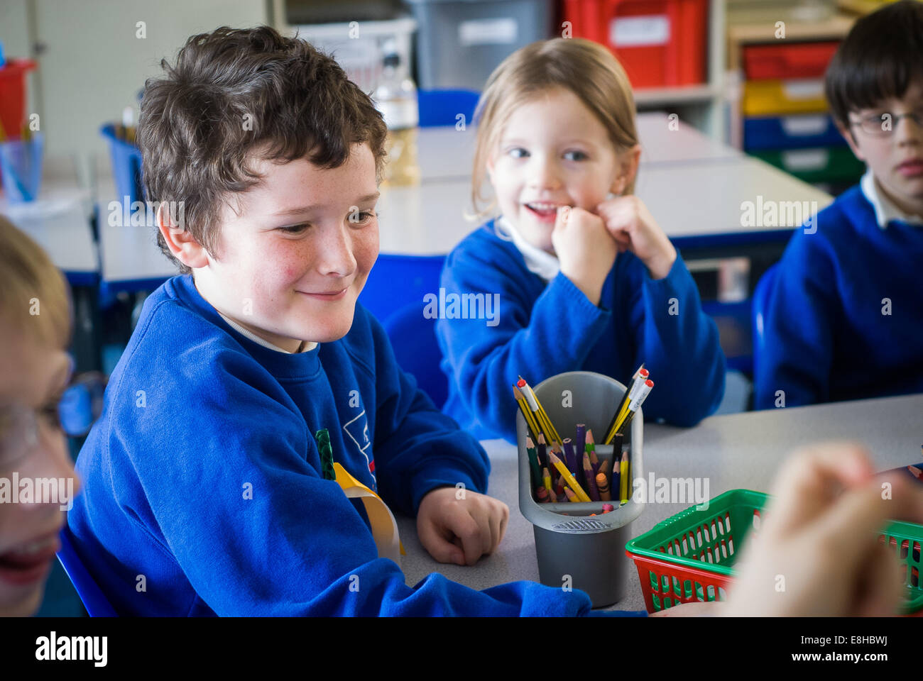 Kinder im Klassenzimmer der Grundschule in Oxfordshire, Vereinigtes Königreich Stockfoto