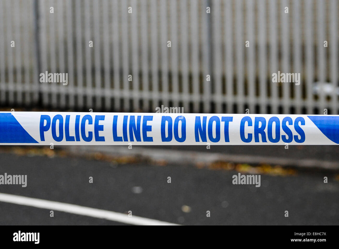 Polizei-Band erstreckte sich über eine Straße zu einem Verbrechen Szene Cordon.   Bildnachweis: Stephen Barnes/Alamy Live-Nachrichten Stockfoto