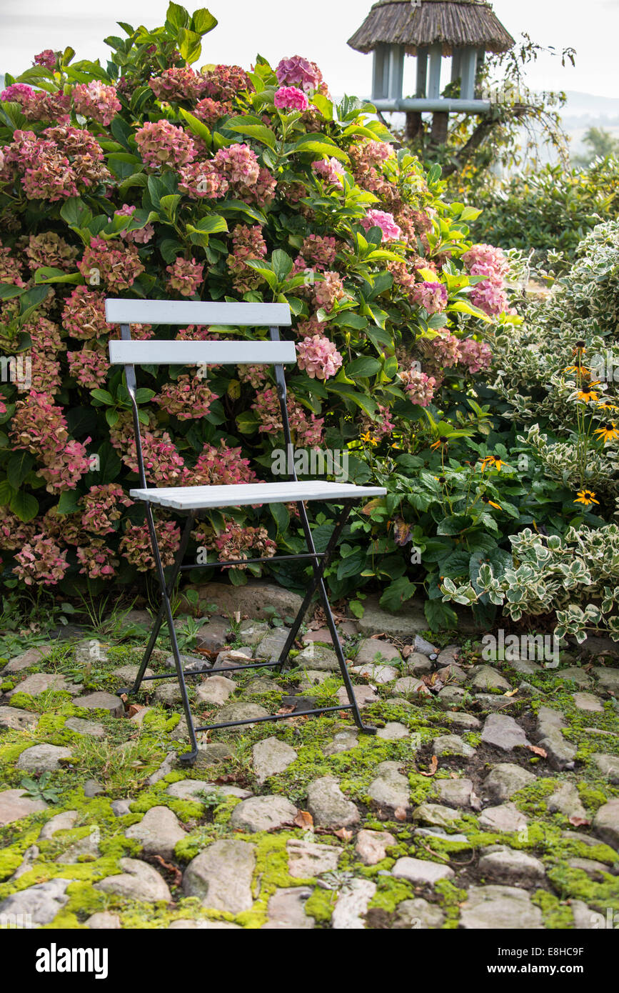Platz zum sitzen und entspannen im Garten Stockfoto