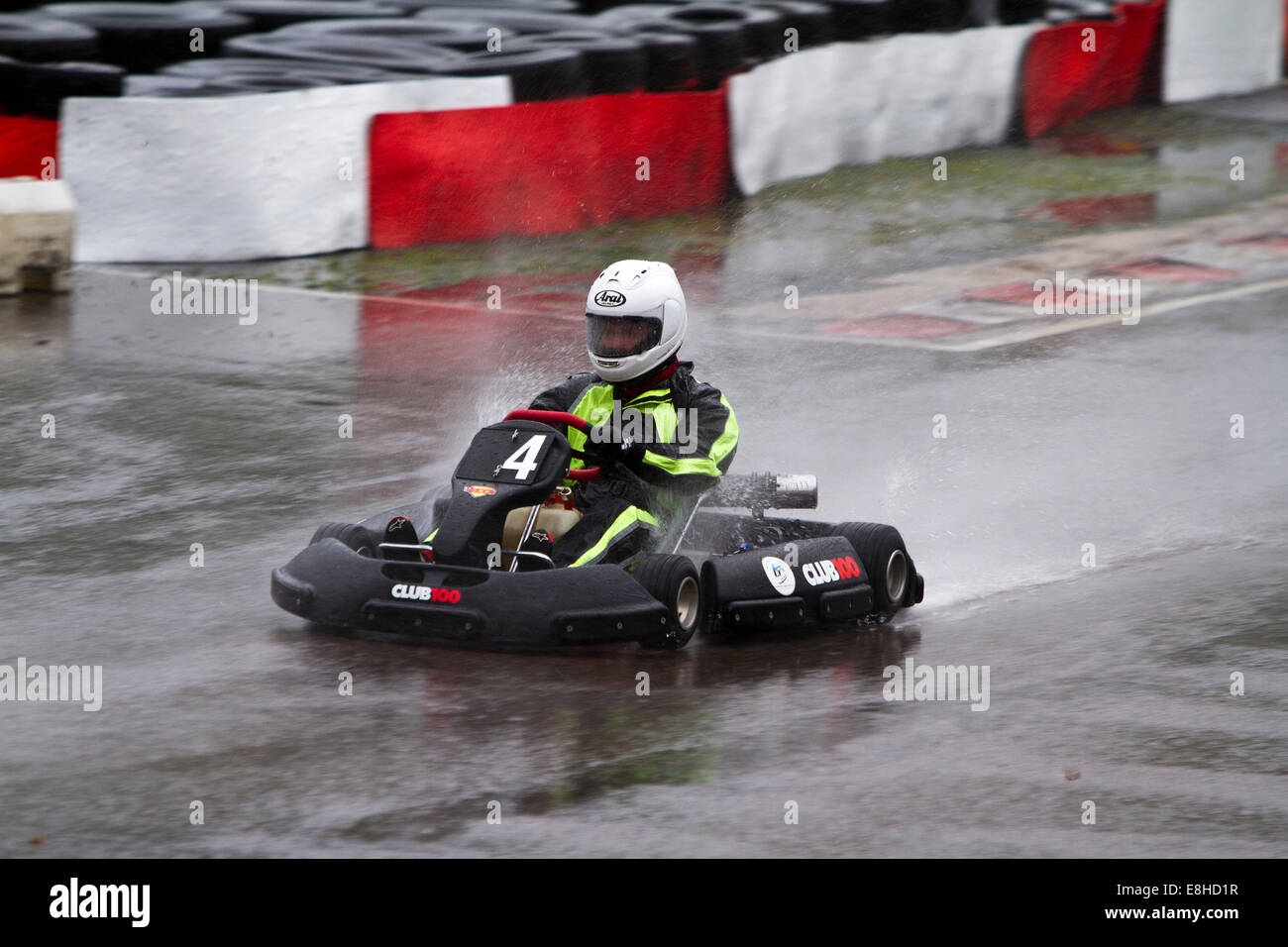 BUCKMORE Park, Kent, UK. 8. Oktober 2014. Kartfahren im Regen im Buckmore Park in Kent für Henry Surtees Stiftung Credit: Theodore Liasi/Alamy Live-Nachrichten Stockfoto