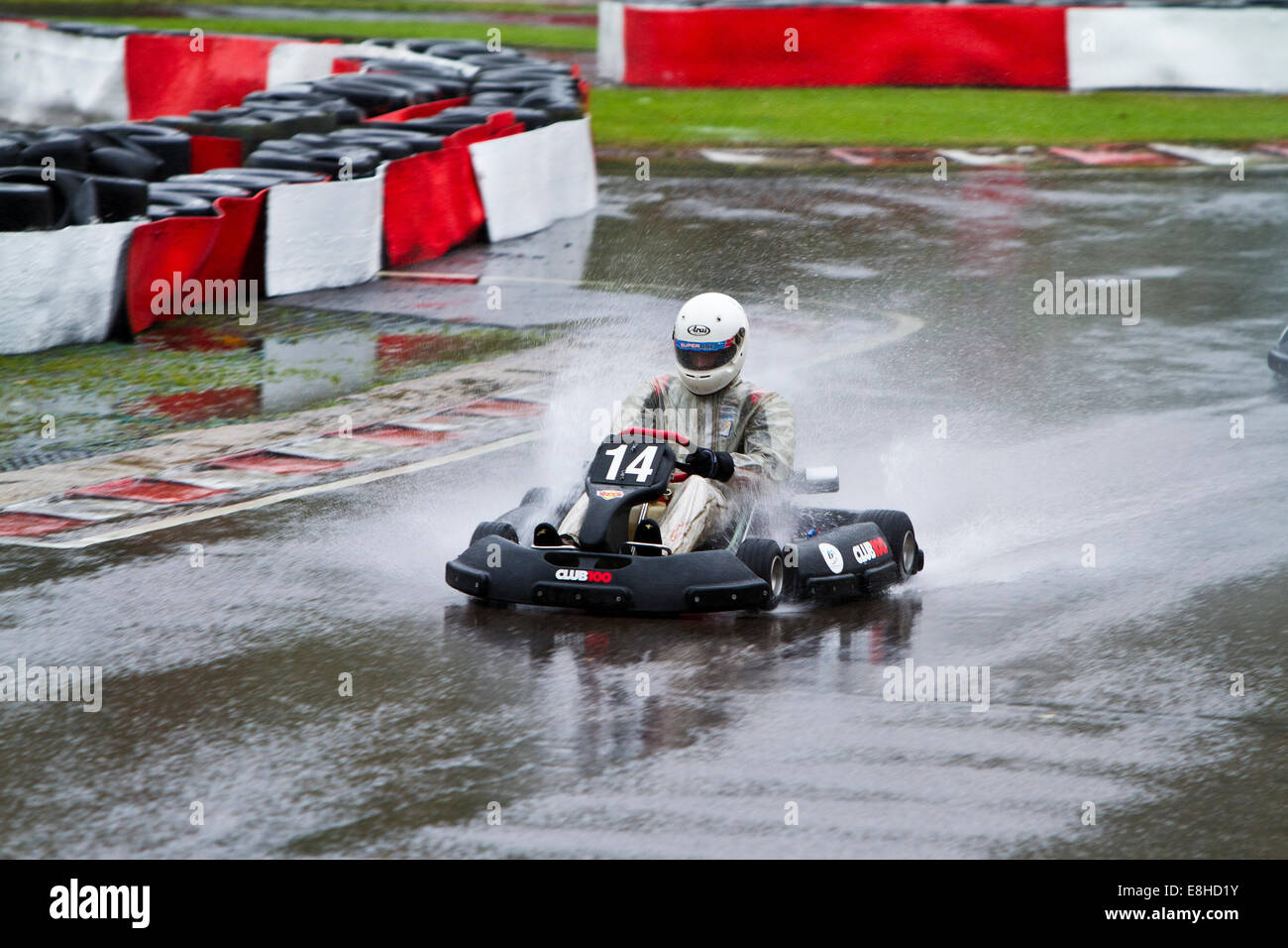 BUCKMORE Park, Kent, UK. 8. Oktober 2014. Kartfahren im Regen im Buckmore Park in Kent für Henry Surtees Stiftung Credit: Theodore Liasi/Alamy Live-Nachrichten Stockfoto