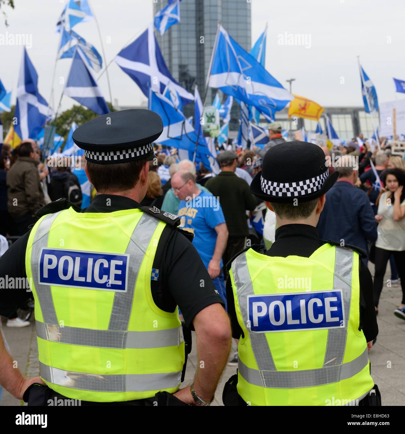 Männliche und weibliche Polizisten beobachten eine politische Kundgebung in Glasgow, Schottland, Großbritannien, Europa Stockfoto