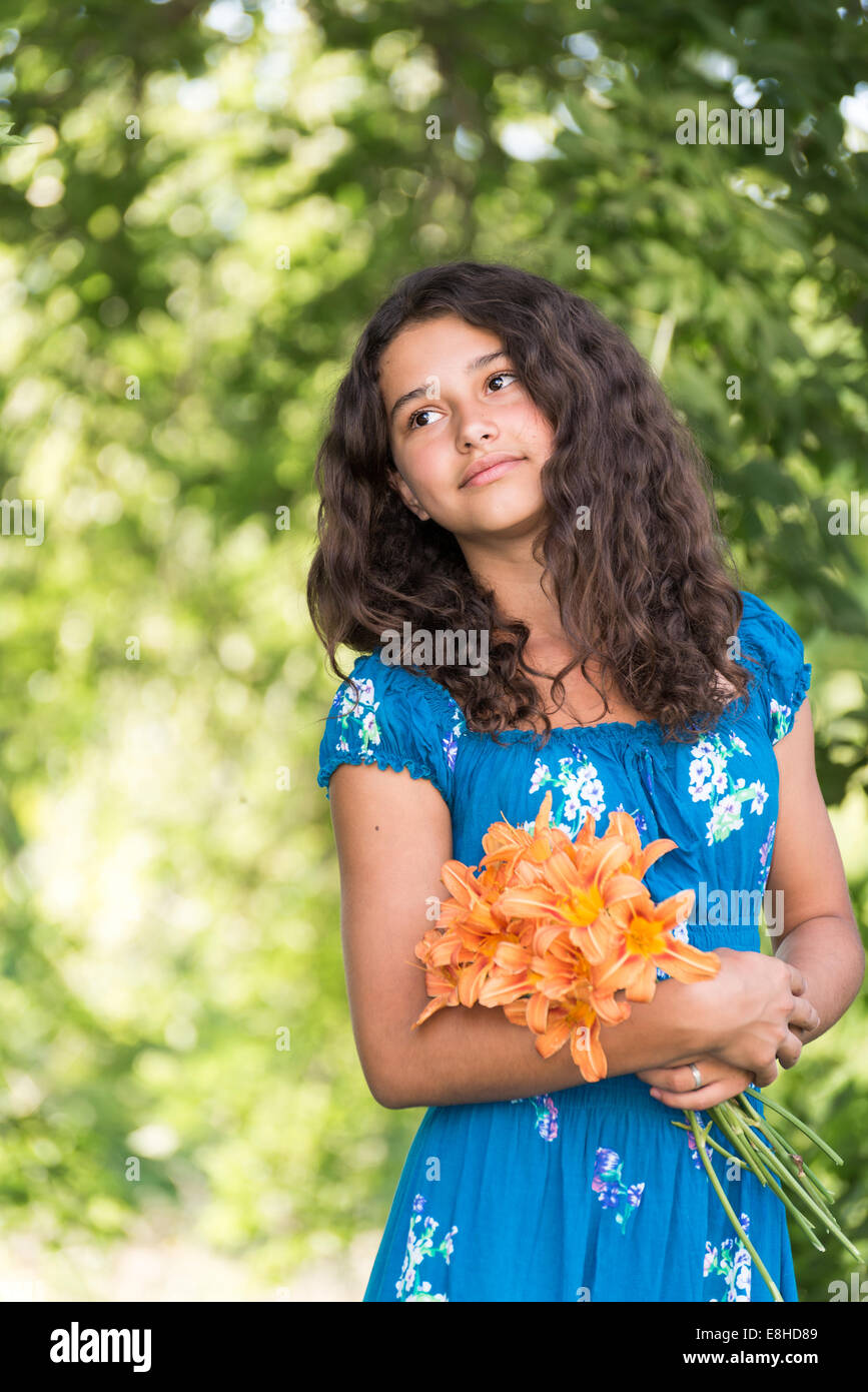 Teen Mädchen mit dunklen Locken auf die Natur Stockfoto