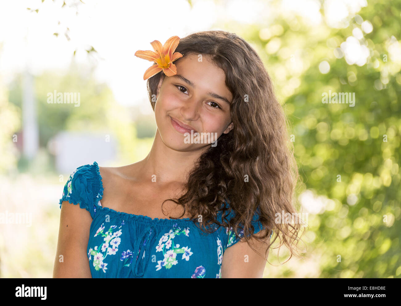 Teen Mädchen mit dunklen Locken auf die Natur Stockfoto