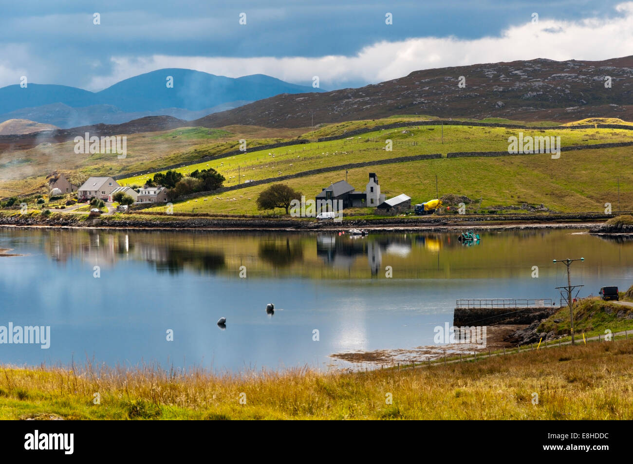 Blick über Loch Ròg von Calanais an der Westküste von der Isle of Lewis auf den äußeren Hebriden. Stockfoto