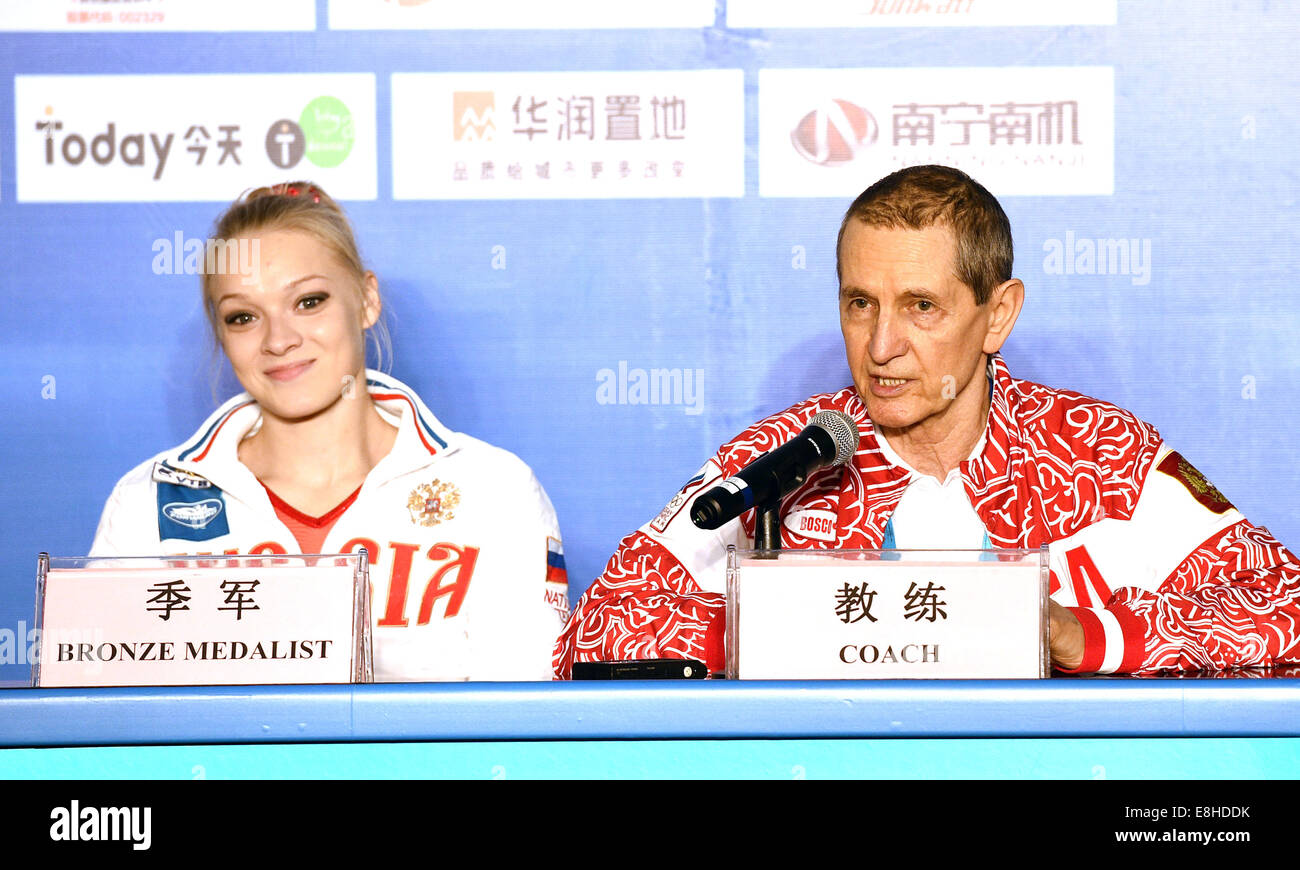 Nanning, China autonomen Region Guangxi Zhuang. 8. Oktober 2014. Russische Turnerin Tatiana Nabieva und ihr Trainer an der Pressekonferenz nach der Frauen Team Finale der 45. Gymnastik-Weltmeisterschaften in Nanning, Hauptstadt von Süd-China Autonome Region Guangxi Zhuang, 8. Oktober 2014 teilnehmen. Team USA gewann den Titel mit insgesamt 179,280 Punkten. Russland gewann die Bronzemedaille mit insgesamt 171,462 Punkten. Bildnachweis: Li Qiaoqiao/Xinhua/Alamy Live-Nachrichten Stockfoto