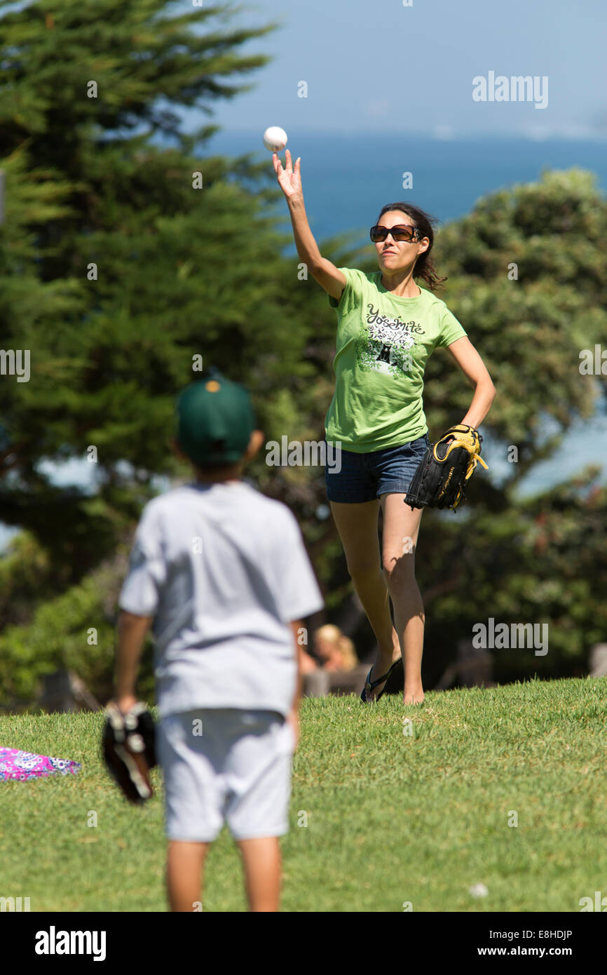 Mutter und 7-jährigen Sohn spielen fangen an einem Park, Del Mar, San Diego, Kalifornien Stockfoto