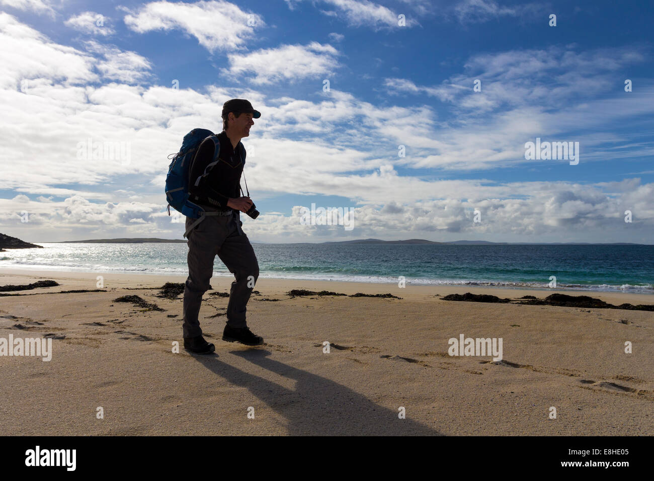 Walker mit Kamera am Strand von Traigh Na Cleabhaig, in der Nähe von Northton, Isle of Harris, Hebriden Schottland Stockfoto