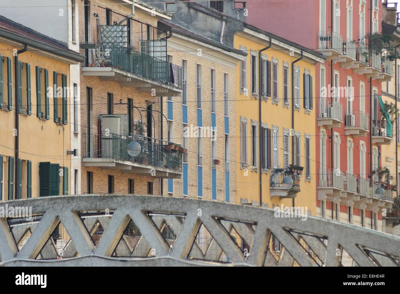 Mailand, Treidelweg Naviglio Grande. (farbige Häuser und Brücke) Stockfoto