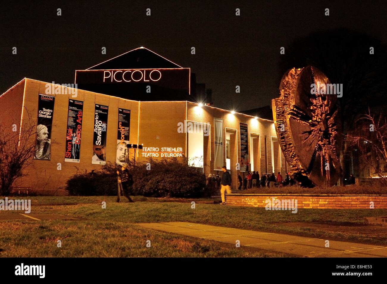 Piccolo Teatro Strehler Mailand, Nachtsicht (die "Disco" von Arnaldo Pomodoro auf der rechten Seite) Stockfoto