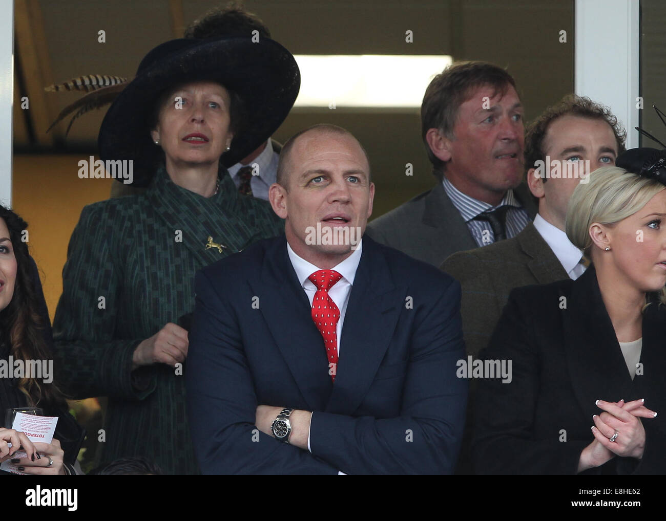 Zara Phillips und Mike Tindall sehen Sie ihr Pferd in das Grand National.  D: Mike Tindall, Prinzessin Anne, Prinzessin Royal, Kenny Dalglish Where: Liverpool, Vereinigtes Königreich bei: 5. April 2014 Stockfoto