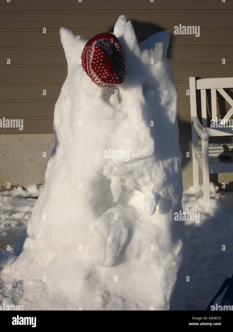 Seltsame Monster Schneemann mit einem wollenen Hut Stockfoto