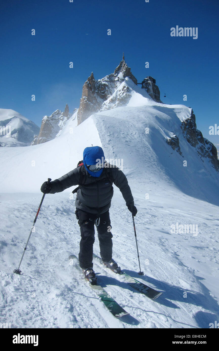 Skifahrer auf windigen Bergrücken, Aiguille du Midi Chamonix, Frankreich Stockfoto