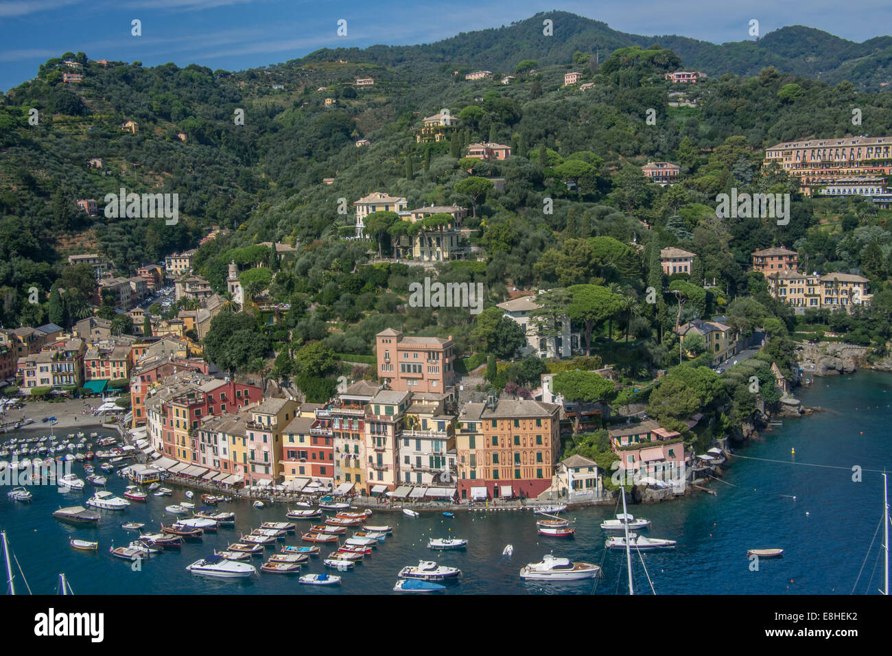 Portofino von Burg Brown hoch oben auf der Klippe, Ligurien, Italy.ly gesehen. Stockfoto