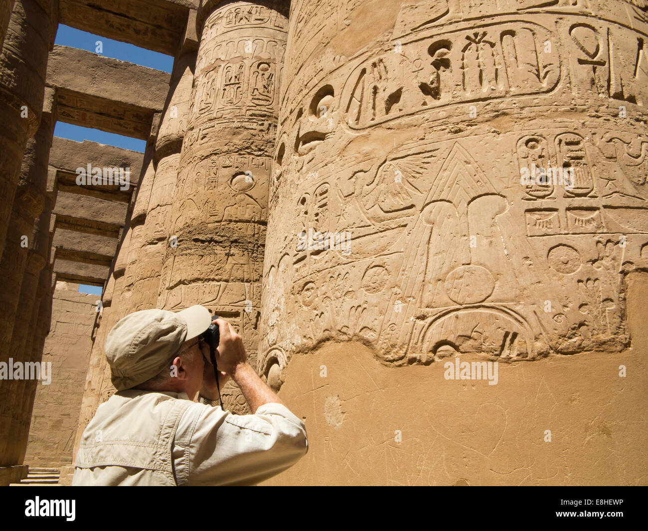 Ägypten, Luxor, Karnak-Tempel, senior Tourist unter Spalten der großen Säulenhalle Stockfoto