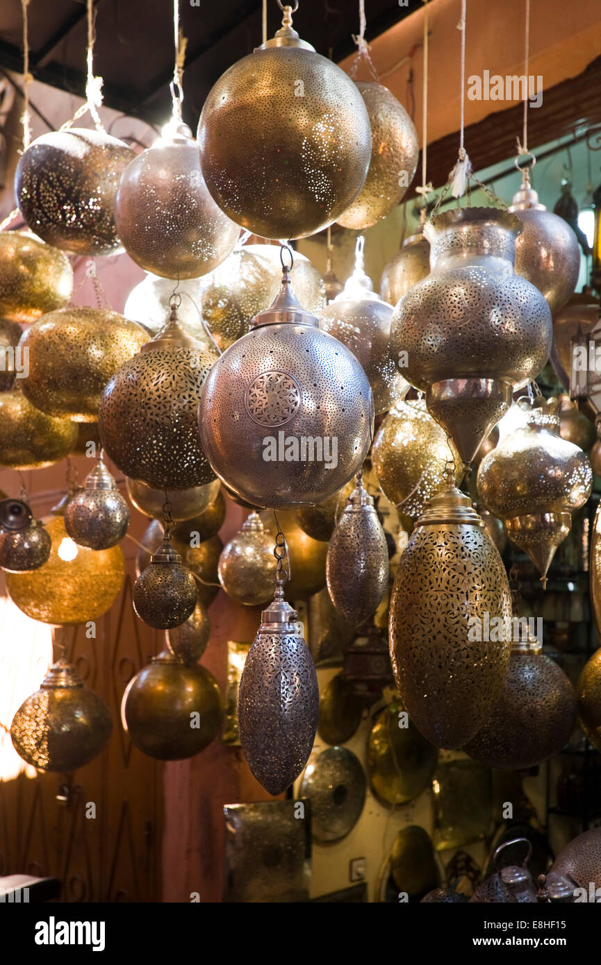 Vertikale Nahaufnahme von der traditionellen Metall Lampenschirme in den Souks von Marrakesch. Stockfoto