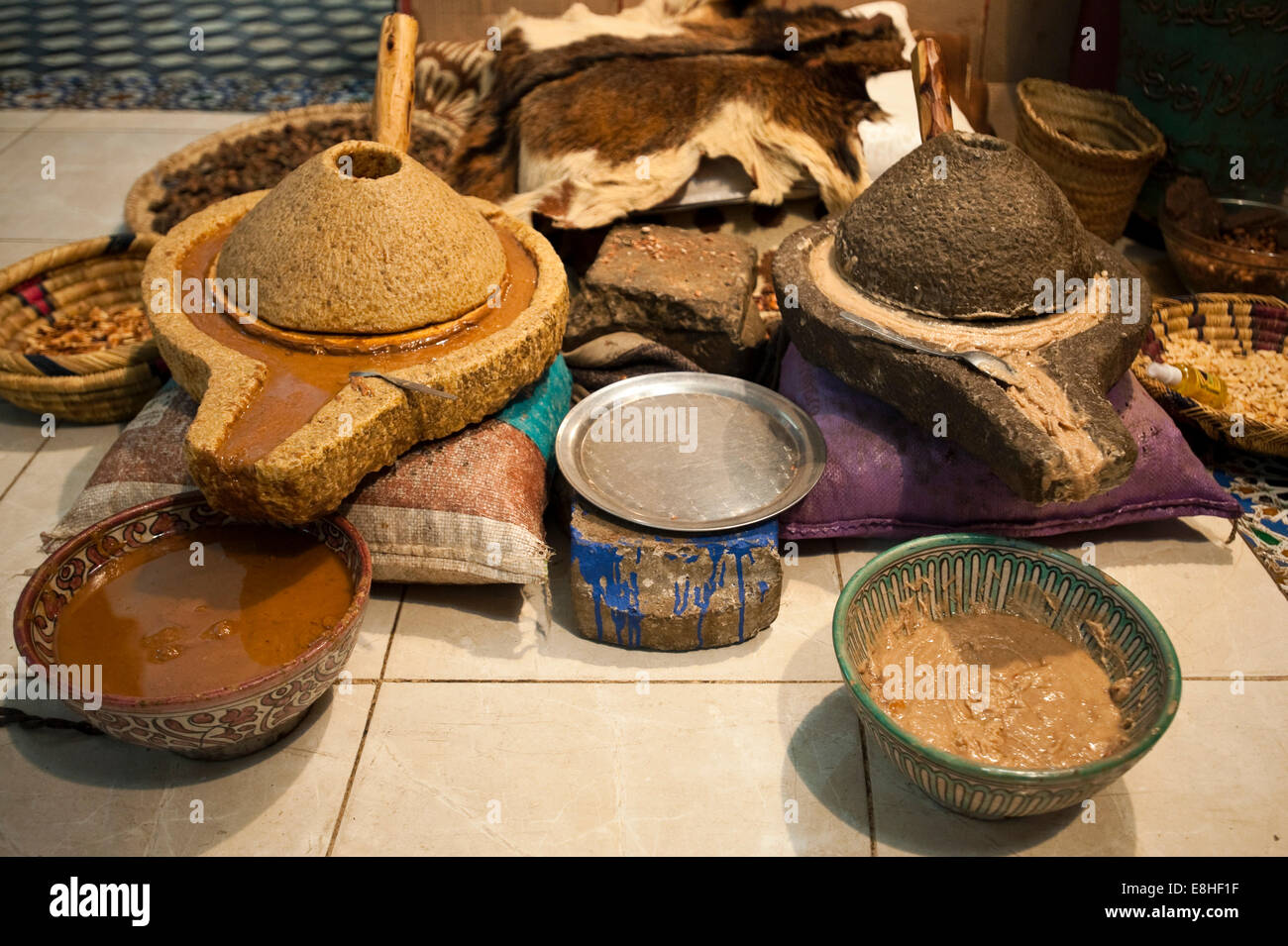 Horizontale Nahaufnahme alle Utensilien in die altmodische Methode zur Herstellung von Argan-Öl im Shop in den Souks von Marrakec Stockfoto