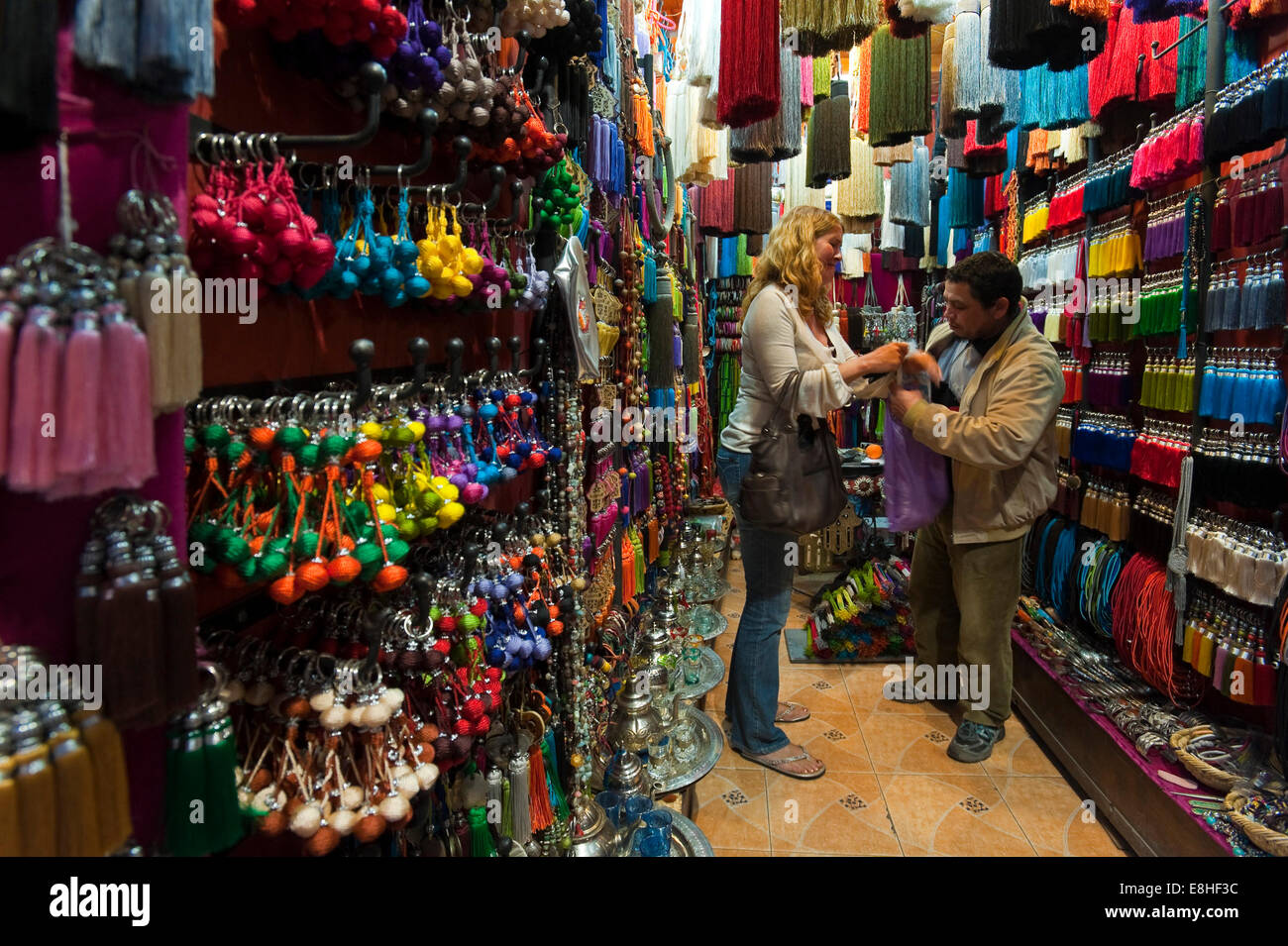 Horizontale Porträt eines westlichen Touristen serviert wird in einem dekorativen Quaste-Shop in den Souks von Marrakesch. Stockfoto
