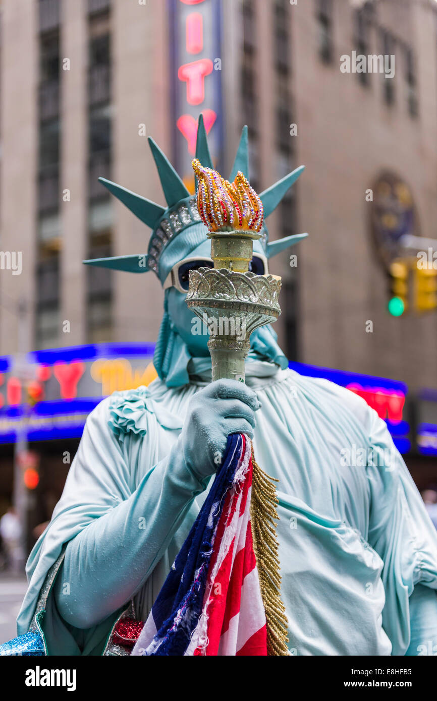 Eine Straße Entertainer fordert Zahlung für Dressing wie die Statue of Liberty für die Touristen nach New York City. Stockfoto