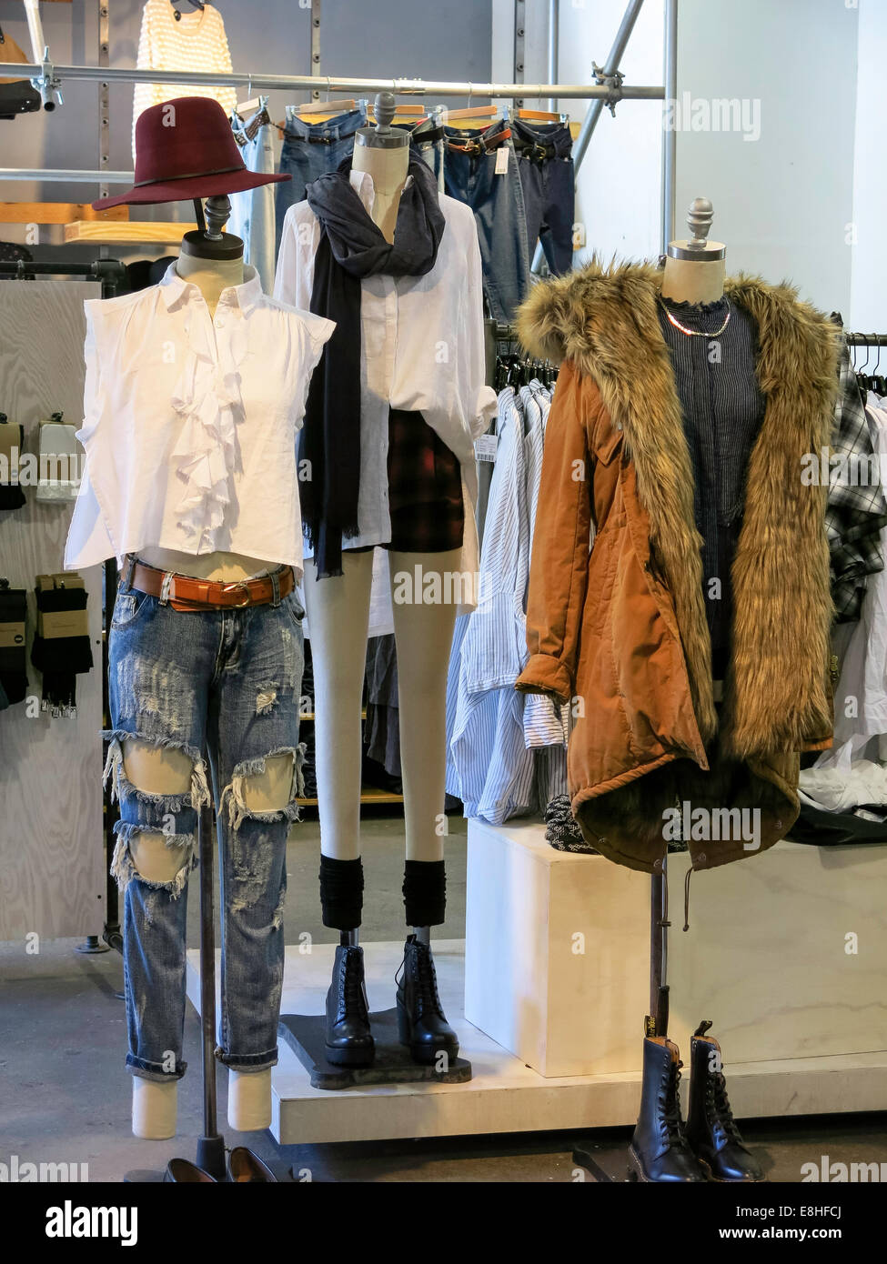 Damen Kleidung Display, Urban Outfitters Store am Herald Square, New York  Stockfotografie - Alamy