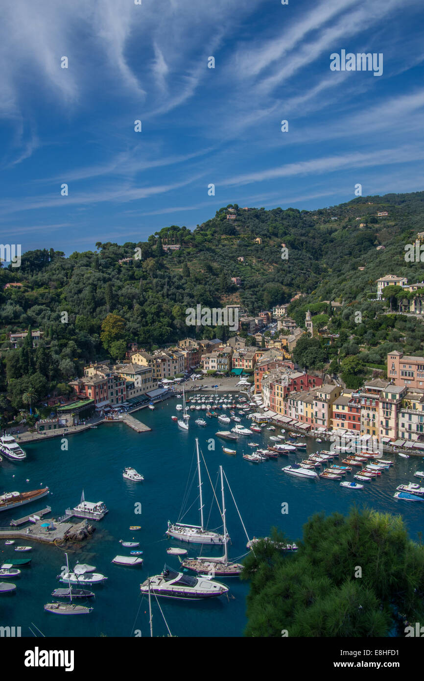 Portofino aus Burg Brown hoch oben auf der Klippe, Ligurien, Italien. Stockfoto