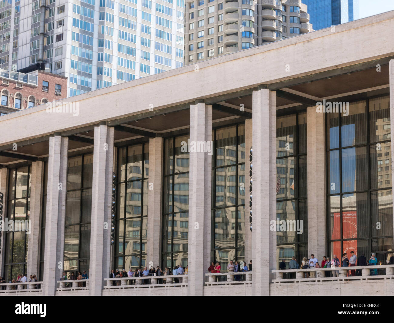Menschen auf Balkon während der Pause, Lincoln Center for the Performing Arts, New York Stockfoto