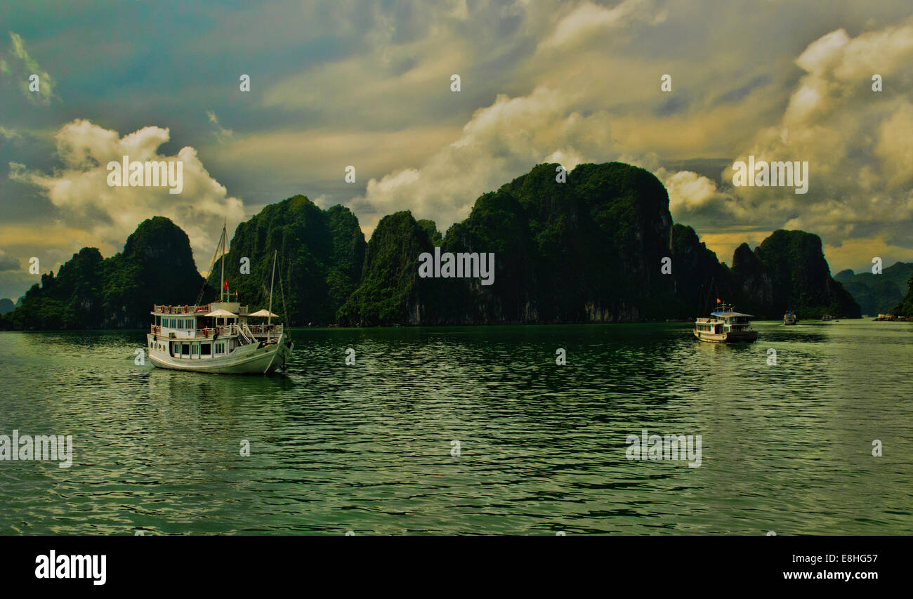 Halong Bay, ein UNESCO-Weltkulturerbe und ein beliebtes Reiseziel in Quảng Ninh Provinz, Vietnam Stockfoto