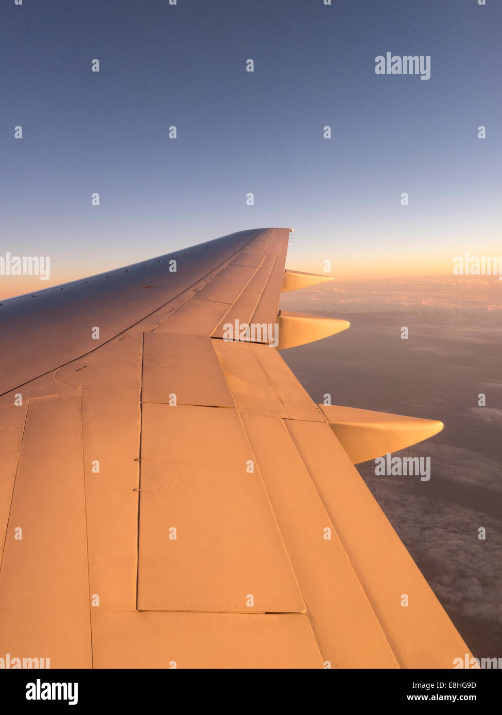 Jet Flugzeug Flügel vom Kabinenfenster auf der Flucht Stockfoto