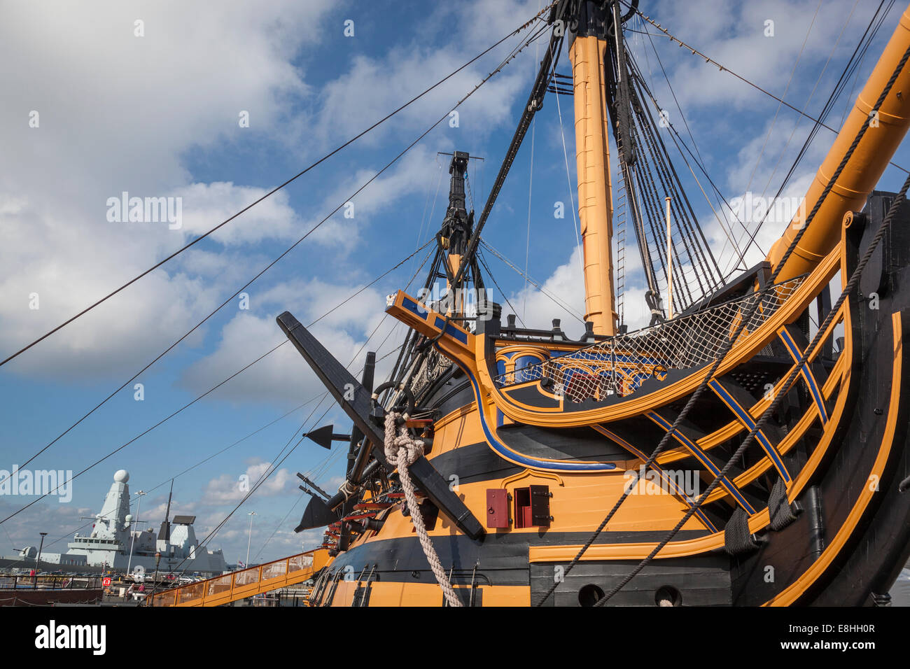 Bogen, Anker, Rumpf und Mast der HMS Victory ohne die Masten und Takelage während seiner großen aufschrauben, mit HMS Dauntless D33, eine Art Stockfoto