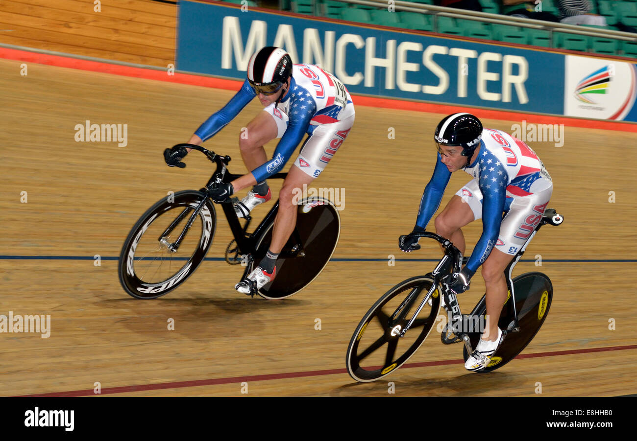 Velodrom Manchester, UK 8. Oktober 2014 James Lawrence (USA) - jenseits - schlägt Michael Paulin (USA) während der 2014 UCI Track Masters-Weltmeisterschaften. World Masters Cycling Championships Manchester, UK Stockfoto