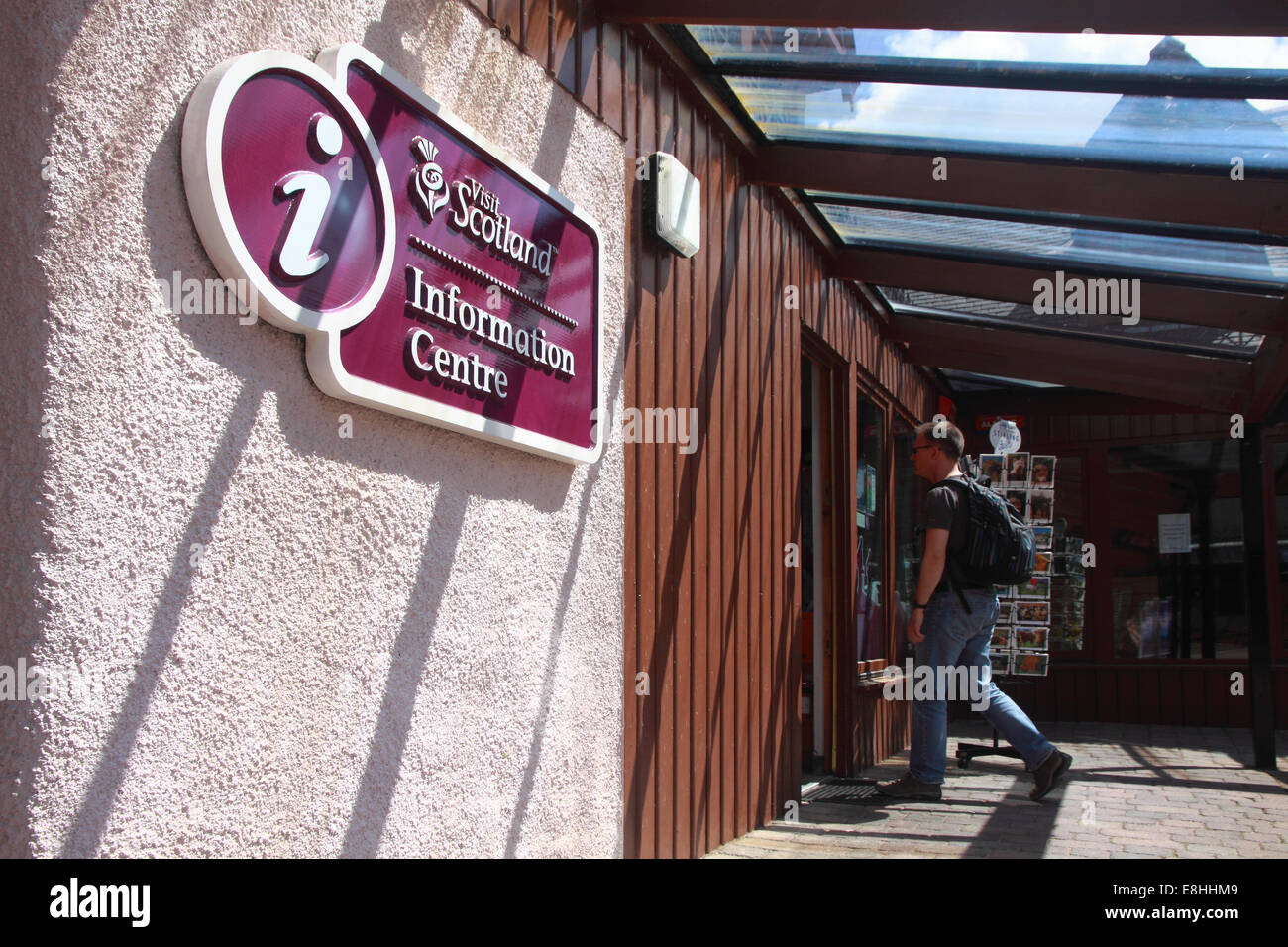 Touristen, die Eingabe von "Scotland besuchen" Informationszentrum in Braemar, Schottland Stockfoto
